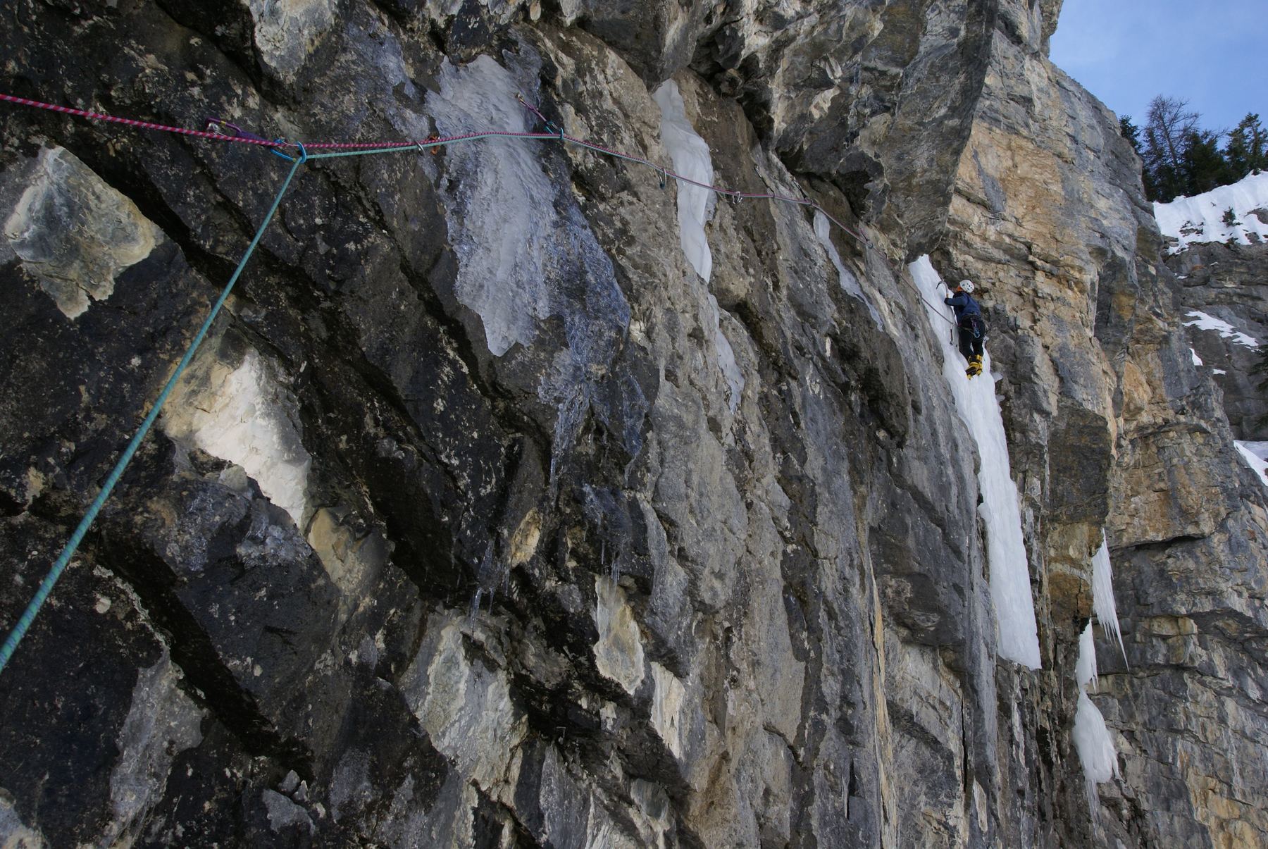 Cascade de glace et reliefs hivernaux