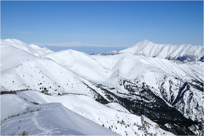 ... au nord, l'Italie et le Mont Rose, frontalier avec la Suisse. A droite, le Bric de Costa Rossa.