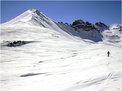 Le col de l'Escuzier dominé par la Tête de Cristel et, en arrière-plan à droite, la cime de la Plate vers laquelle on peut poursuivre...