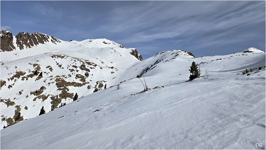 Vue sur la cime de la Lèche depuis le mont Cavalet. A droite, le Serre de Bous, crête qui donne accès aux pentes terminales.