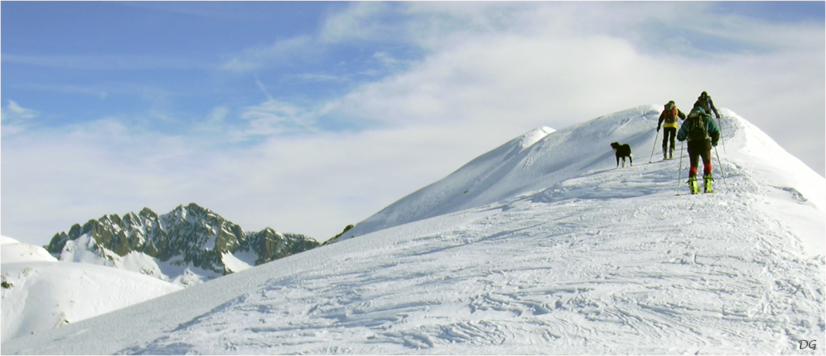 Cime de Montjoia (2366 m) et cime de la Valette de Prals (2496 m) depuis les Blancons (Gordolasque). Sur la crête de la cime de Montjoia avec un compagnon surprise (le chien !) pour cette course.