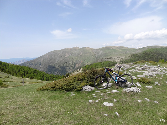 En approche du sommet, vue sur les sommets des Clos et du Giarons.