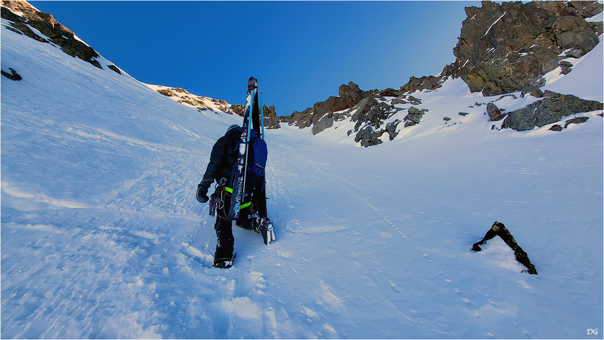 Cime de la Lombarde (2800 m) - face NO Couloir de gauche.