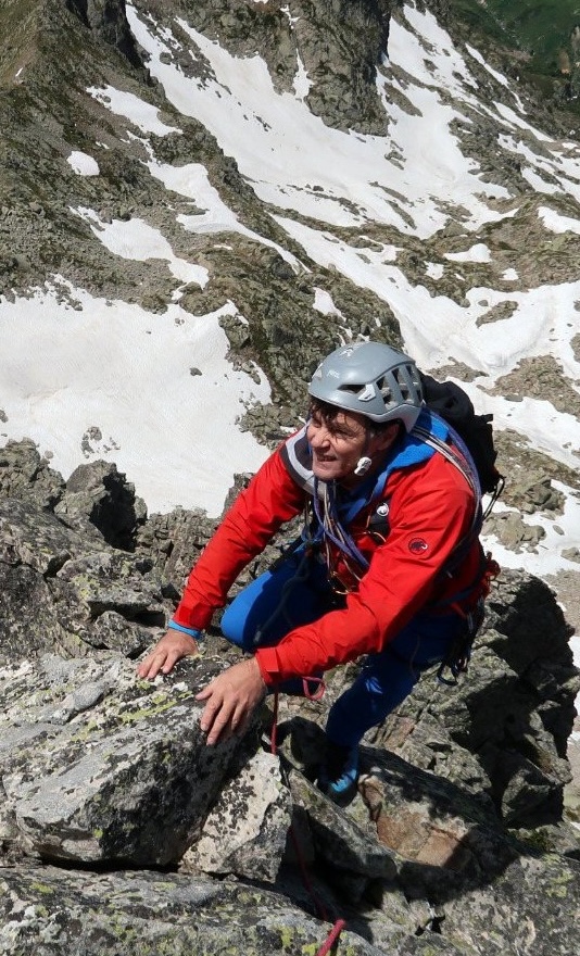 Alpiniste dans un itinéraire rocheux d'altitude.