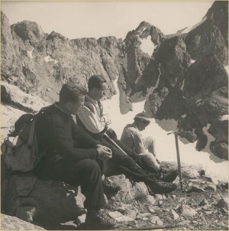 Groupe de randonneurs à la pause
