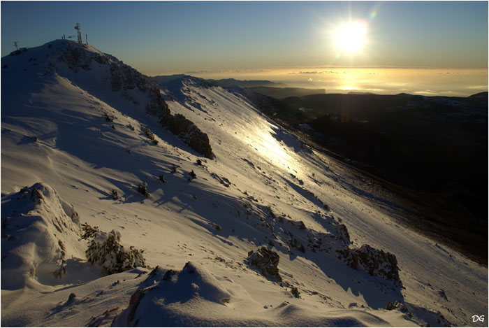 Un coup d'oeil sur la face sud depuis les crêtes de Jérusalem, pendant que le soleil se lève sur la Côte.