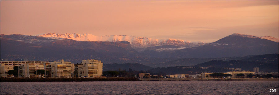 Face sud du Cheiron à l'aube, depuis la baie de Cannes.