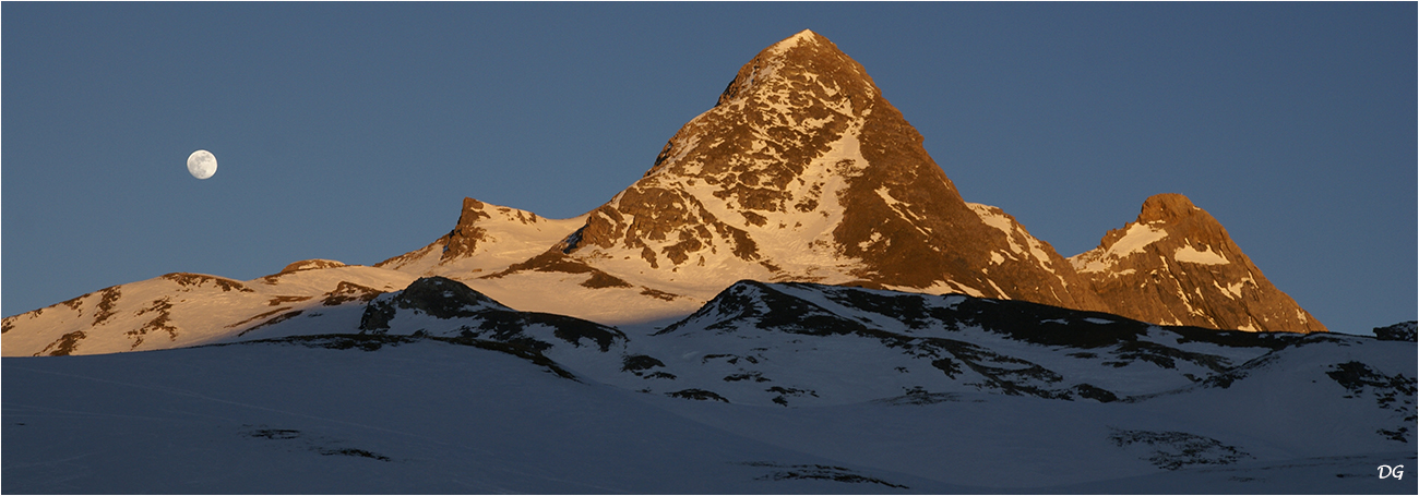 Le Pain de Sucre (3208 m) : tour et sommet.