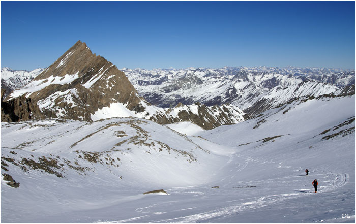 Montée au Col d'Asti. A gauche, l'imposante Crête de la Taillante.