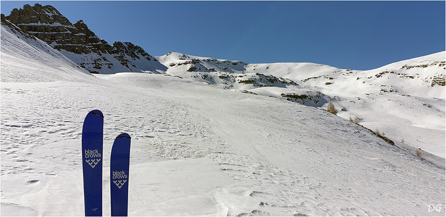 La Cime de la Plate est le dôme neigeux au-dessus des skis, à droite.