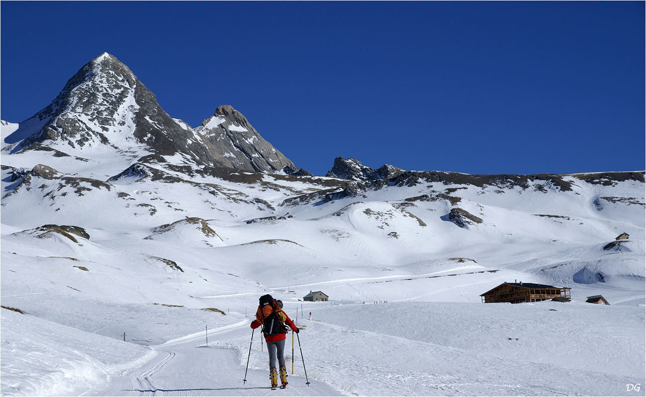 Col Agnel (2744 m), refuge Agnel (2580 m).
