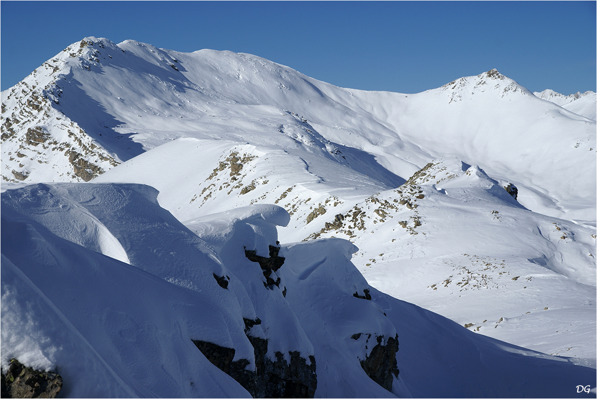 Crêtes de la Blanche (2534 m) et de Rougne (2676 m).