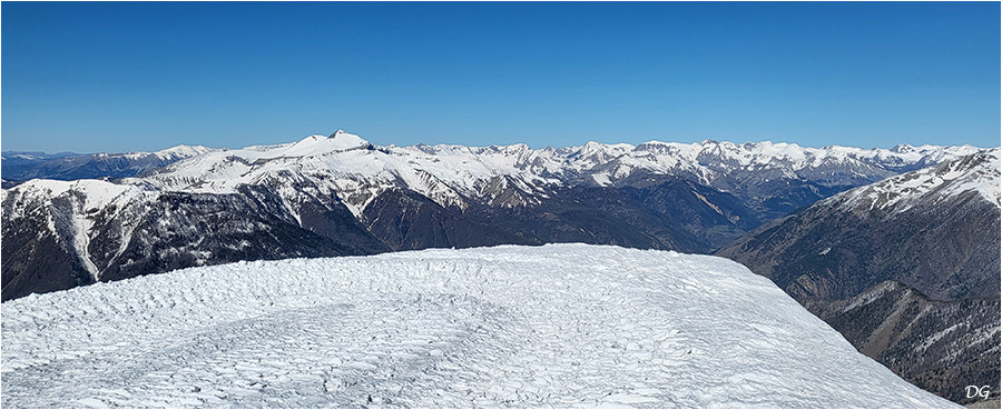 Du sommet, vue sur la Tinée et son seigneur, le mont Mounier.