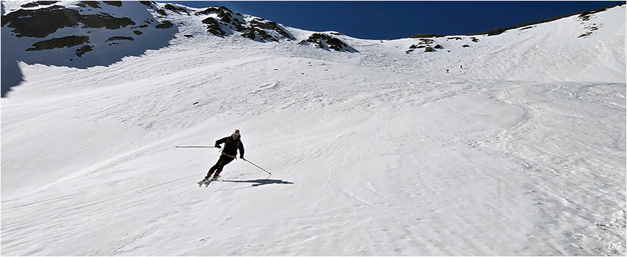 Beau ski de printemps dans le versant nord du mont Saint-Sauveur.