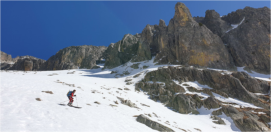 Beau ski de printemps sous les aiguilles des Portettes.