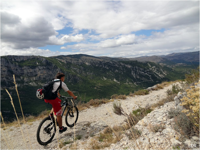 Sur les hauteurs des gorges du Loup.
