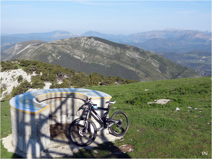 Sommet du Lachens et Montagne de Brouis en arrière-plan.