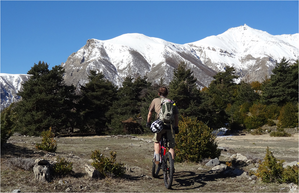 La Lare (1599 m) : boucle par Sauze et les terres noires de Châteauneuf d'Entraunes.