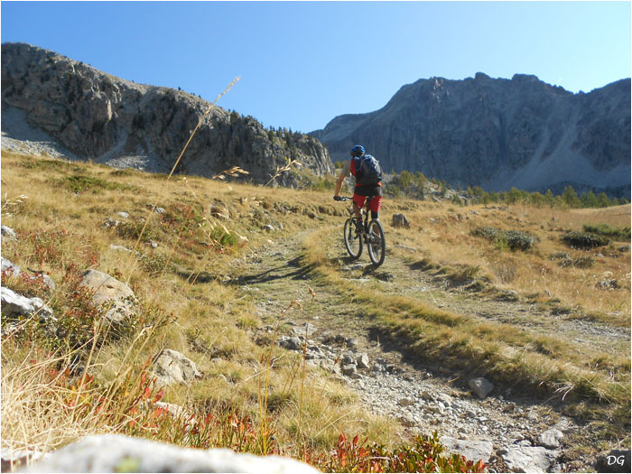 Montée au col Mercière. A droite, la cime et les aiguilles des Portettes, haut lieu de l'escalade granitique de notre région.