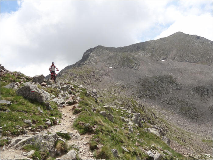La crête entre le sommet du Pépoiri et col du Barn (derrière le cycliste) : la portion la plus ardue du circuit.