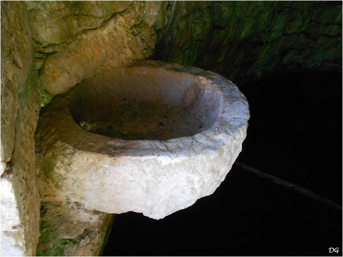Vasque taillée dans le calcaire, dans le puits d'Amon.