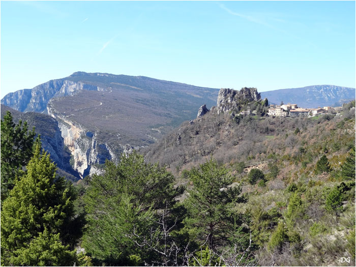 Gorges du Verdon, route des Crêtes et village de Rougon, tout le charme des hauts plateaux provençaux.